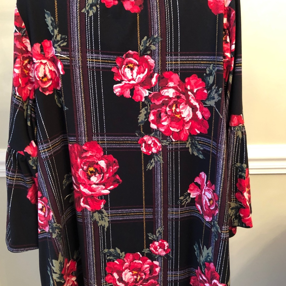 Gorgeous Printed Roses Top - Picture 2 of 3